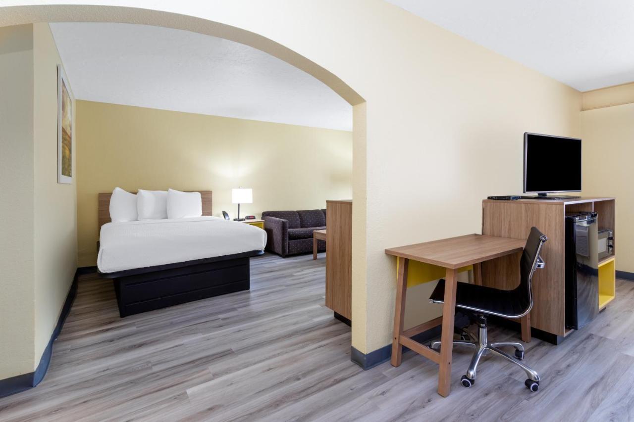 Days Inn & Suites By Wyndham Clovis Exterior photo