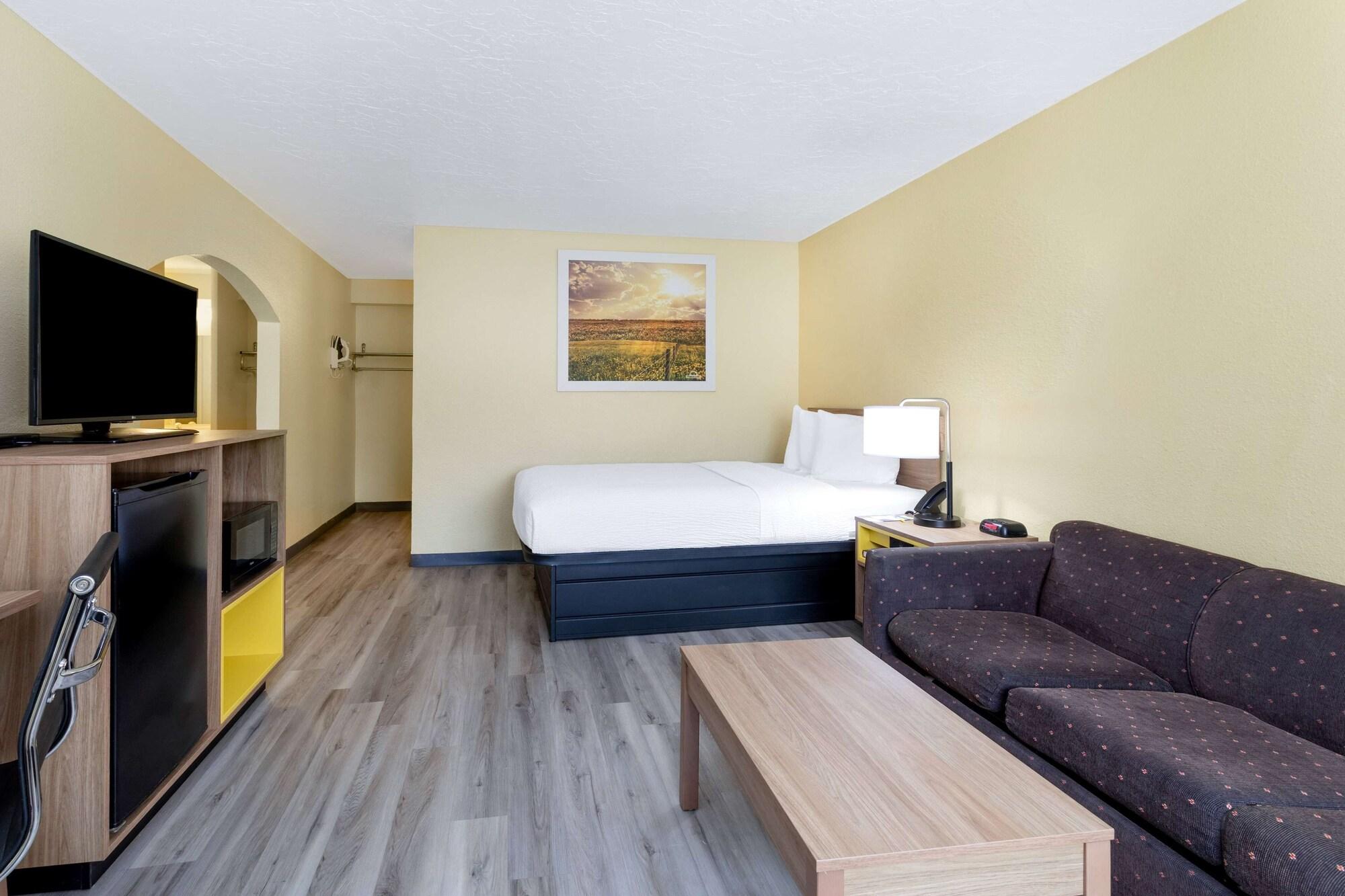 Days Inn & Suites By Wyndham Clovis Exterior photo